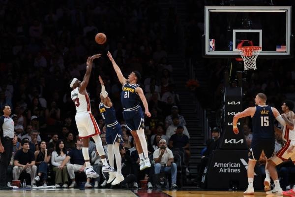 Nikola Jokic leaving the court after knee discomfort